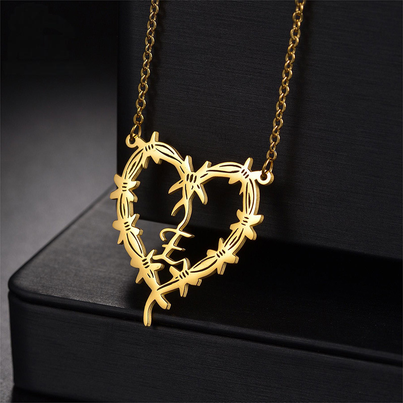 Heart Thornes Personalized Name Necklace